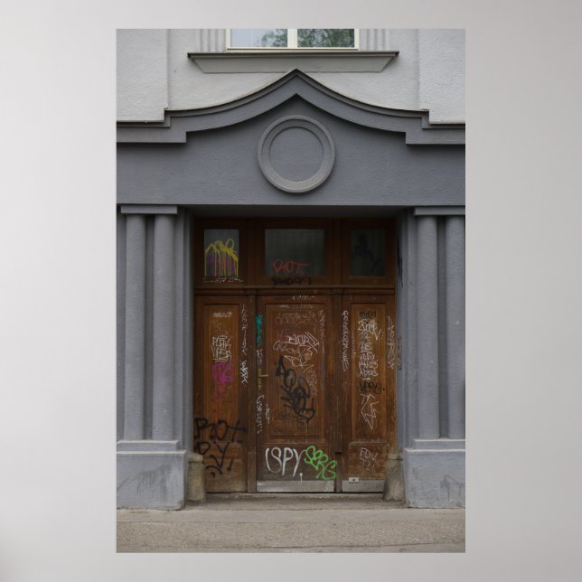 Prag: Graffiti an einer klassischen Tür Poster (Vorne)