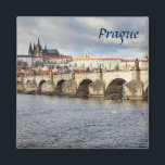 Prager Burg und Souvenir-Foto der Karlsbrücke Magnet<br><div class="desc">Auf diesem Souvenirartikel wird ein Foto des Ausblicks auf die Karlsbrücke mit dem Fluss Vlatva und der Burg in Prag, Tschechien, gezeigt. Dieses Bild ist auf einer Reihe von Souvenirs, Magneten, Pfeifen, Postkarten und vielem mehr erhältlich. Es ist auch als Poster erhältlich, oder drucken in einer Reihe von Größen. Sehen...</div>