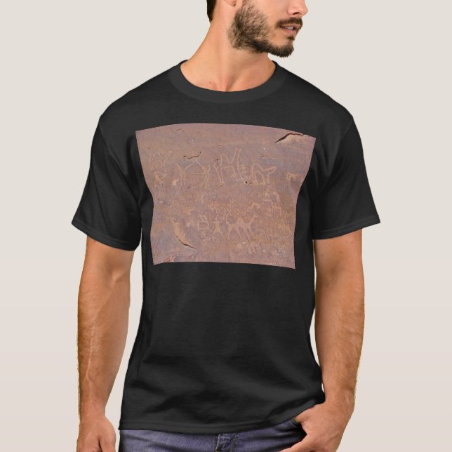 Prähistorische Gemälde in der Wüste T-Shirt (Vorderseite)