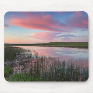 Prairie-Teich spiegelt brillante Sonnenaufgangswol Mousepad