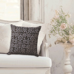Präraffaelitisch inspiriertes Floral in dunklem Pu Kissen