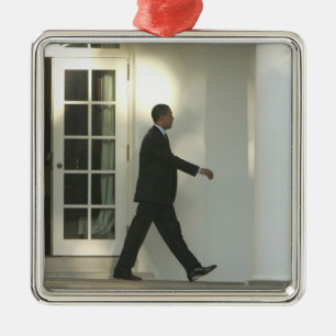 Präsident Barack in tiefen Gedanken während er geh Ornament Aus Metall