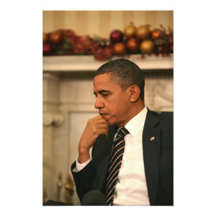Präsident Barack Obama denkt nach, während er trif Fotodruck