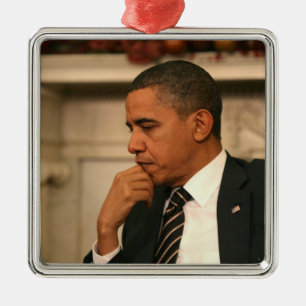 Präsident Barack Obama denkt nach, während er zusa Silbernes Ornament