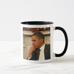 Präsident Barack Obama denkt nach, während er zusa Tasse