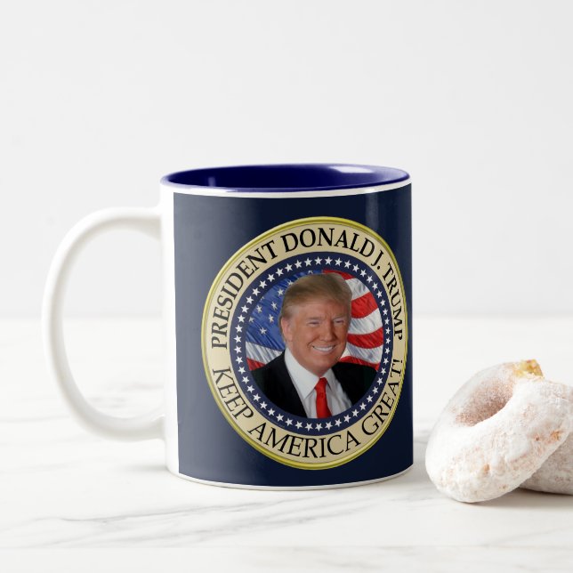 Präsident Donald Trump 2020 Behalte Amerika groß Zweifarbige Tasse (Mit Donut)