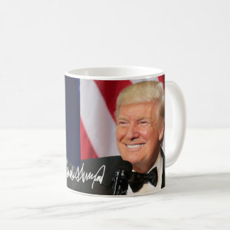 Präsident Donald Trump mit seiner Unterschrift Tasse