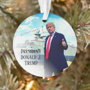 Präsident Donald Trump stottert das Marineschiff Ornament