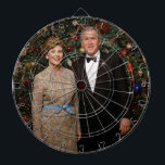 Präsident George Bush, Laura Christmas White House Dartscheibe<br><div class="desc">George & Laura Bush Weihnachts Weißes Haus Portrait. George W. Bush, Amerikas 43. Präsident (2001-2009), wurde im Gefolge der im Flugzeug Terroranschläge vom 11. September 2001 zu einem Kriegspräsidenten umgestaltet, der sich der "besten Herausforderung eines Präsidenten seit Abraham Lincoln gegenübersah." — Die im Flugzeug Terroranschläge auf das World Trade Center,...</div>