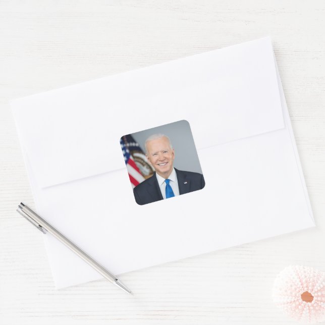 Präsident Joe Biden Offiziell Portrait 2021 Quadratischer Aufkleber (Umschlag)