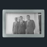 Präsident John Kennedy & Brothers American Camelot Rechteckige Gürtelschnalle<br><div class="desc">Die drei Kennedy-Brüder schlugen sich in der Sonne nieder, als sie unter dem bekannten weißen Portico des Weißen Hauses standen. Präsident John F. Kennedy, der Älteste, lehnte sich an eine Säule, ein wütendes Lächeln, das auf seinen Lippen gespielt wurde. Seine jüngeren Brüder, Robert und Ted, standen neben ihm, ihre Gesichter...</div>