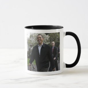 Präsident Obama geht zum Basketballplatz Tasse