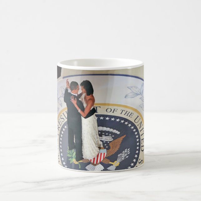 Präsident Obama und Michelle tanzen Eröffnungsball Tasse (Mittel)