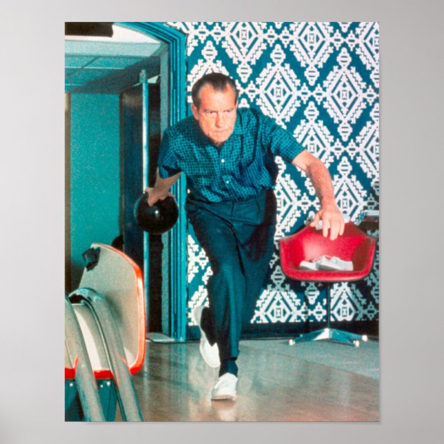 Präsident Richard Nixon Bowling im Weißen Haus Poster (Vorne)