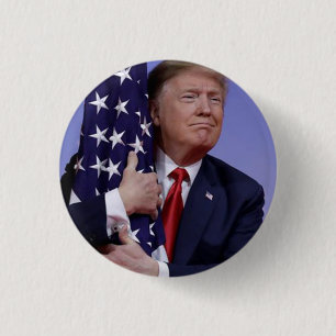 Präsident Trump drängt die amerikanische Flagge Button