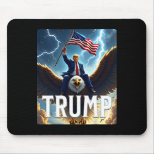 Präsident Trump fährt einen Adler. Patriotic Polit Mousepad