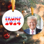 Präsident Trump Foto für Patriotische Wahlen 2024 Keramik Ornament<br><div class="desc">Retro Vintag Patriotic Trump 2024 Red White und Blue American Flag Style Foto Ornament. Zeigen Sie Ihren Patriotismus und Trump-Stolz auf Präsident Trump mit diesem groovy Design. Ideal für die Wahlsaison und macht eine großartige Ergänzung zu Ihrem Weihnachtsbaum!</div>
