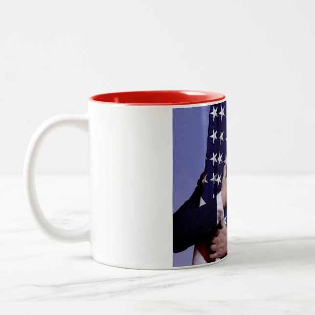 Präsident Trump rügt die Flagge Zweifarbige Tasse (Links)