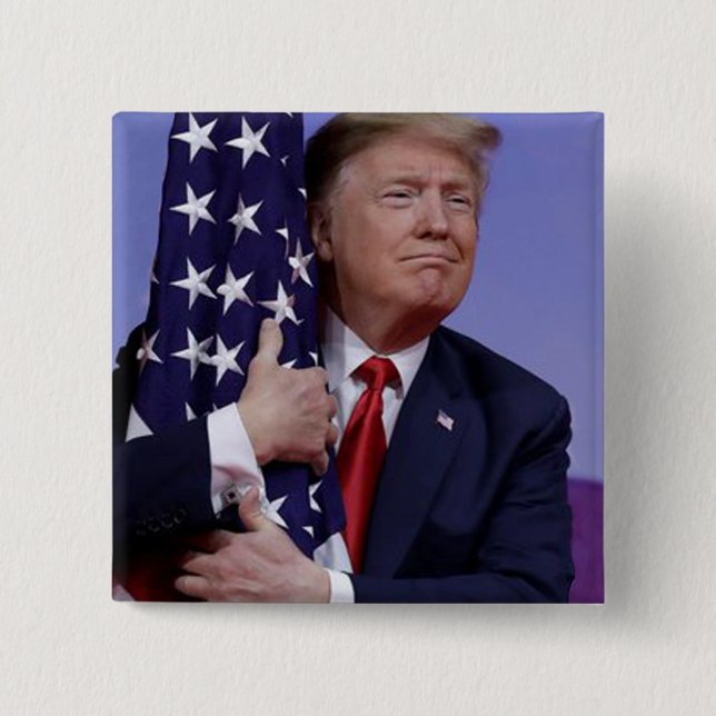 Präsident Trump umarmt die amerikanische Flagge Button (Vorderseite)