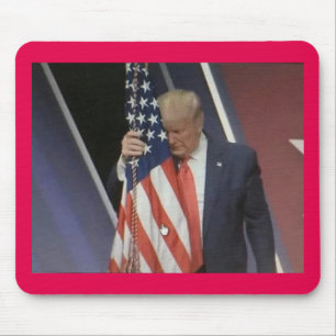 Präsident Trump umarmt die amerikanische Flagge Mousepad
