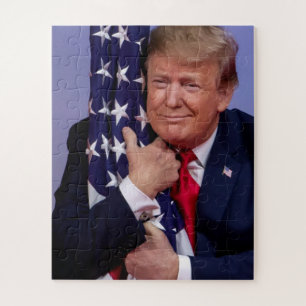 Präsident Trump umarmt die amerikanische Flagge Puzzle