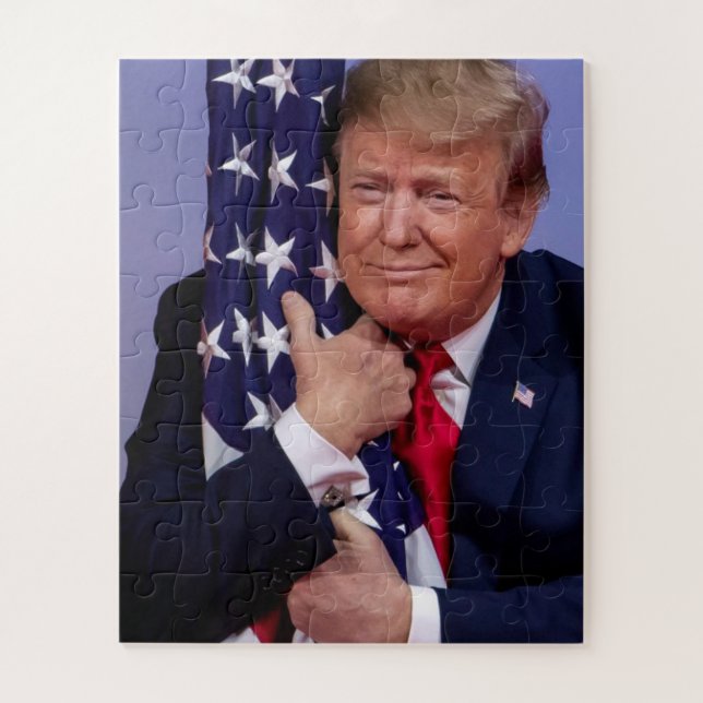 Präsident Trump umarmt die amerikanische Flagge Puzzle (Vertikal)