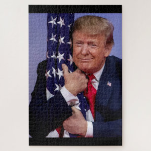 Präsident Trump umarmt die amerikanische Flagge Puzzle