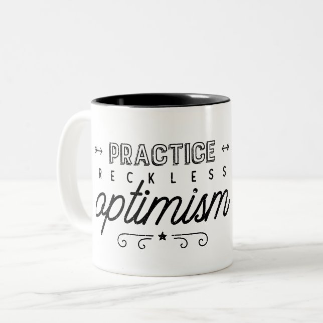 Praxis der rücksichtslosen Optimismus-Typografie Zweifarbige Tasse (Vorderseite Links)