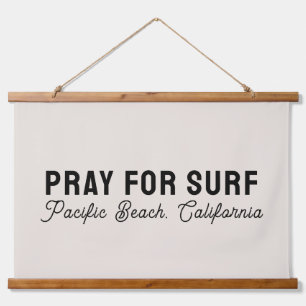 Pray for Surf Benutzerdefinierter Stadtstrand Name Wandteppich Mit Holzrahmen
