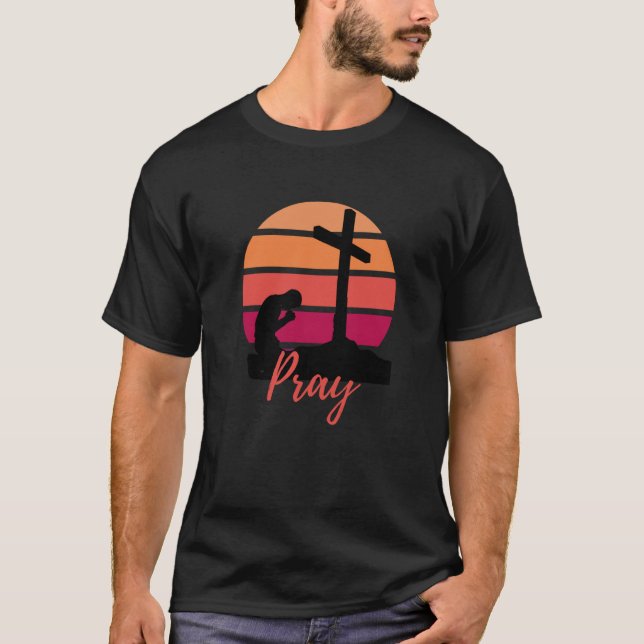 Pray Retro Sunset Silhouette of Man kneeling to Cr T-Shirt (Vorderseite)