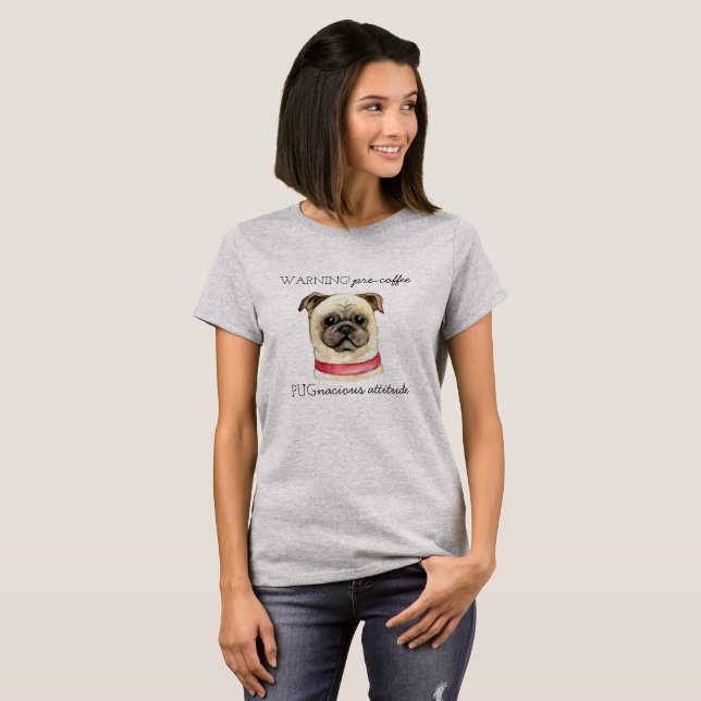 Pre-Coffee Pugnacious Haltung mit Mops T-Shirt (Vorne ganz)