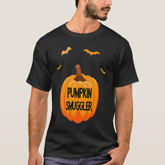 Pregnant Ankündigung Halloween Kürbisschmuggler T-Shirt (Vorderseite)