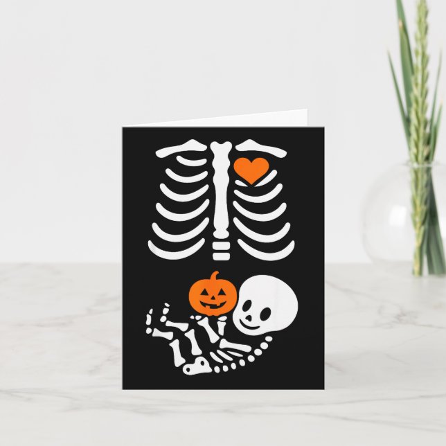 Pregnant Skeleton Baby Bump Funny Halloween Tee  Karte (Vorderseite)