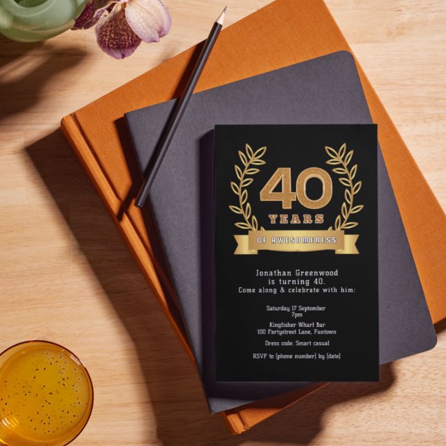 Premium '40 Jahre Awesomness' schwarz & gold Folieneinladung (Stylish 40th birthday invitation, shown insiu on a desk with brown leather diary.)