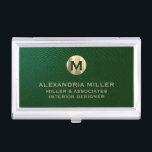 Premium Green Leather Gold Monogram Visitenkarten Dose<br><div class="desc">Mit diesem hochwertigen, grünen Leder-Visitenkartengehäuse mit luxuriösem Gold-Monogramm lassen Sie Ihren Stil und Ihre Eleganz aufleben. Mit einem gebürsteten Medaillon aus Gold mit Ihrem Namen und Titel in klassischer Blocktypografie, ist dieser Fall eine gute Möglichkeit, Ihre Visitenkarten organisiert und geschützt behalten. Der grüne Lederhintergrund verleiht der Touch Raffinesse, während das...</div>