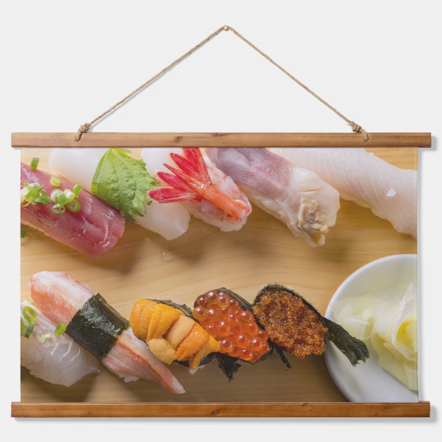 Premium Sushi Art Tapestry – Japanese Elegance Wandteppich Mit Holzrahmen (Vorne)