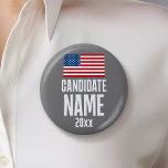 Preppy American Flag Red White Custom Kampagne Button<br><div class="desc">Ein patriotischer Wahlknopf mit einer modernen amerikanischen Flagge. Der graue Hintergrund und die rot-weiß-blaue Optik strahlen ein maritimes Ambiente aus. Sie können dies für jede lokale oder regionale Kampagne nutzen. Fügen Sie einfach den Namen und das Jahr oder die Position des Kandidaten hinzu. Karo in unserem Shop für andere Kandidaten...</div>