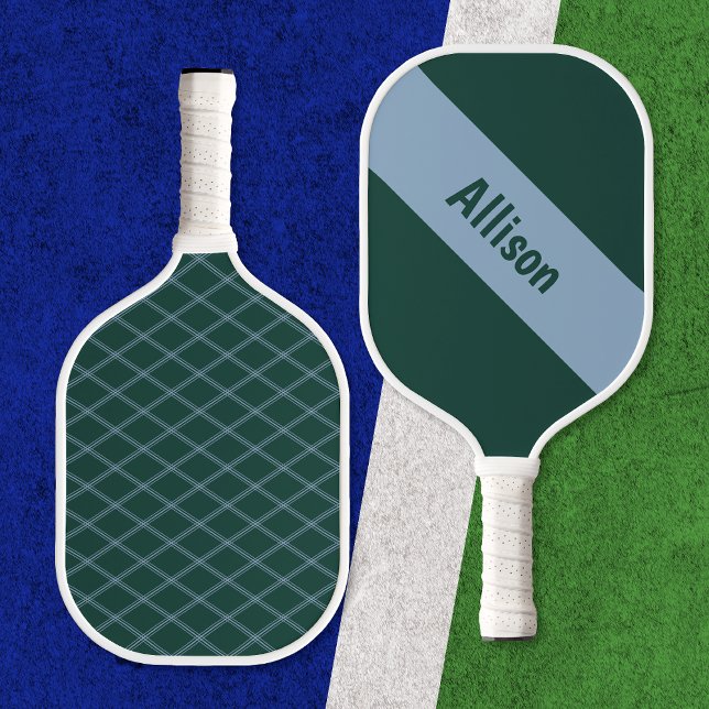 Preppy Blue auf Green Pickleball Paddle mit Name (Front and back views against pickleball court)