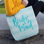 Preppy Blue Stripes Brush Script Bridesmaid<br><div class="desc">Personalisierte Bridesmaid Tote-Tasche mit dem Wort "Bridesmaid" in trendigem Pinselskript vor einem prächtigen blauen Streifen Hintergrund, der perfekt für Ihre Brautjungfrau ist, um ihre Gegenstände zu tragen. Karo den passenden Make-up-Sack hier https://www.zazzle.com/preppy_blue_stripes_brush_script_bridesmaid_makeup_bag-223509437047049384?rf=238364477188679314 Personalisiere ihn durch Ersetzen des Platzhaltertextes. Für weitere Optionen, wie zum Beispiel den Schriftart zu ändern und seine...</div>