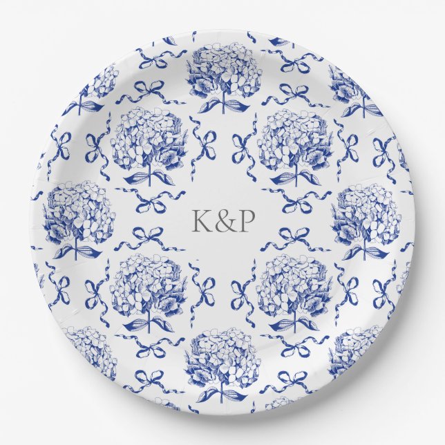 Preppy Blue Toile Hydrangea Bow mit Namen Pappteller (Vorderseite)