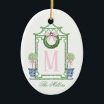Preppy Chinoiserie Christmas Pagoda Monogram Keramik Ornament<br><div class="desc">Dieses Weihnachtsschmuck hat ein Preppy Chinoiserie Design mit einem grünen Bambusrahmen mit einem Weihnachtskranz mit einem rosa Bogen und zwei Topiaries in Chinoiserie Töpfen. Sie können mit einem Namen und Ihrem Initial personalisieren.</div>