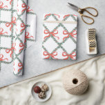 Preppy Christmas Trellis mit Red Bows Geschenkpapier<br><div class="desc">Dieses lustige,  prächtige Design verfügt über einen grünen Diamantengarten mit roten Beeren und roten Bandbögen an den Kreuzen.</div>