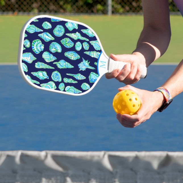 Preppy Coastes Muscheln auf Seeost-Monogramm Pickleball Schläger (InSitu)