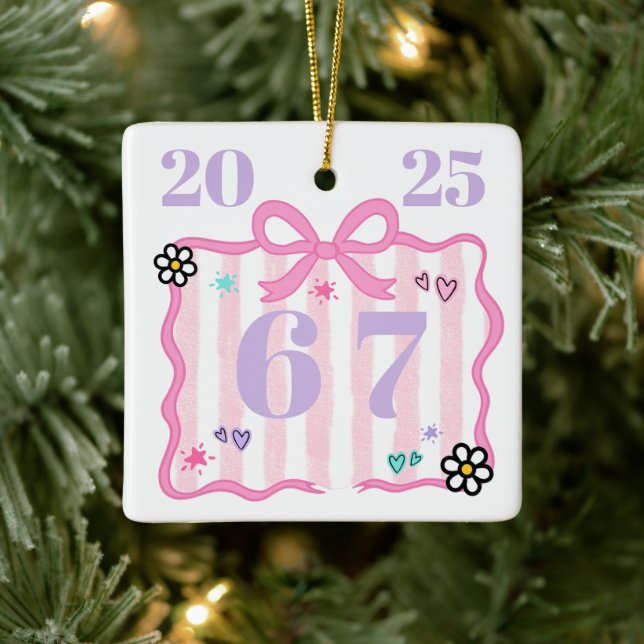 Preppy Coquette 6–7 Pink Stripe Bow Trend Year Keramikornament (Baum)