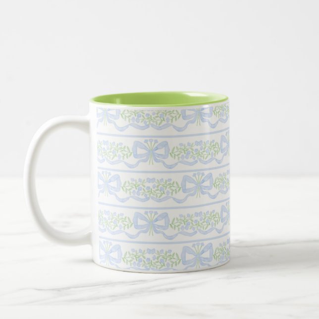 Preppy Grandmillennial Coquette Preppy Floral Zweifarbige Tasse (Links)