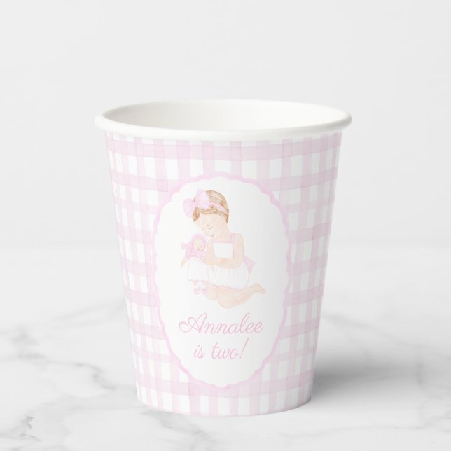 Preppy Grandmillennial Dolly and Me Pink Gingham Pappbecher (Vorderseite)