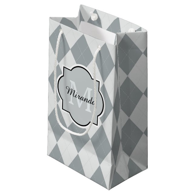 Preppy Gray Raute Girly Monogram und Name Kleine Geschenktüte (Vorderseite Schrägansicht)