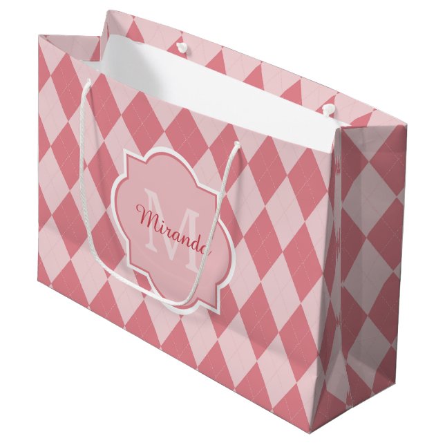 Preppy Light Pink Raute Girl Monogram und Name Große Geschenktüte (Vorderseite Schrägansicht)