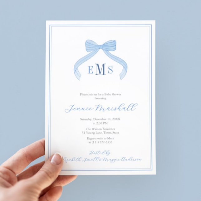 Preppy Monogram Blue Bow Boy Baby Shooting Party Einladung (Elegant blue bow monogram baby shower for boy invite with blue white regency stripes backer)