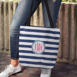 Preppy Nautical Navy Strip und Pink Monogram<br><div class="desc">Die klassische nautisch gestreifte Totttasche weist breite,  horizontale,  blau-weiße Streifen mit einem kreisförmigen Seil-Emblem auf,  das Ihr dreiteiliges Monogramm in hellen magentafarbenen Rosa hält. Personalisieren Sie Ihre Initialen mit den Feldern für eine lustige und funktionelle Tote-Tasche,  die einzigartig Ihrer ist!</div>